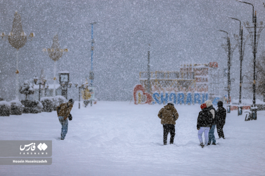 بارش سنگین برف از سحرگاه روز سه‌شنبه در مناطق مختلف استان اردبیل آغاز شده و باعث خوشحالی مردم، تعطیلی مدارس استان و کندی رفت و آمد شد.