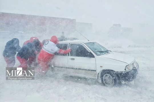 عوامل هلال احمر، پلیس راه و راهداری شهرستان بجنورد به خودرو هایی که به دلیل ناتوانایی وسیله نقلیه ناشی از لغزندگی جاده در برف گرفتار شده بودند، امداد رسانی کردند.
