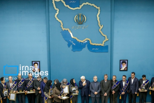 مراسم تجلیل از سرآمدان آموزش کشور، عصر چهارشنبه  با حضور محمدرضا عارف و حسین سیمایی صراف در سالن شهید بهشتی نهاد ریاست جمهوری برگزار شد و از اساتید برتر کشور مورد تجلیل قرار گرفتند.