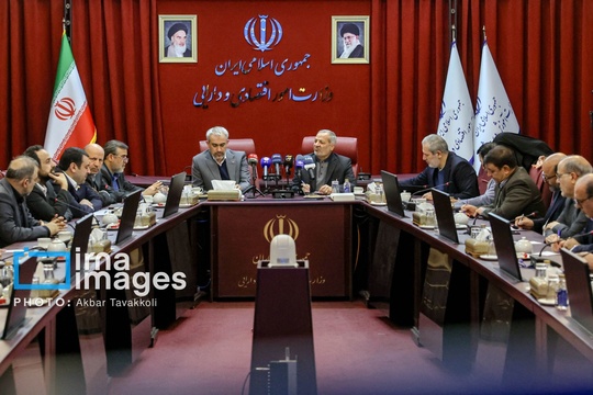 مراسم رونمایی از طرح اعتبار ملی ایرانیان، چهارشنبه با حضور سید علی مدنی زاده و علیرضا کاظمی در محل وزارت امور اقتصاد و دارایی برگزار شد.