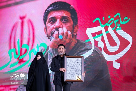 حضور علیرضا دبیر  به عنوان چهره پاسداشت افتتاحیه شانزدهمین دوره از جشنواره مردمی فیلم عمار بر روی صحنه ....