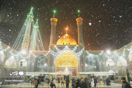 در سومین روز از ماه بهمن و با ورود سامانه بارشی به کشور، آسمان قم شاهد بارش برف و نزولات آسمانی است.