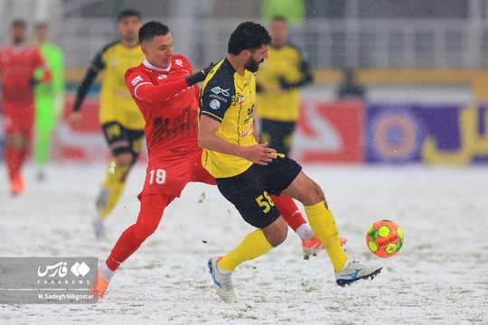 حساس‌ترین تقابل هفته هفدهم لیگ برتر، عصر جمعه، در اکباتان برگزار شد و پرسپولیس در روز برفی تهران، با نتیجه 2 بر یک از سد سپاهان اصفهان عبور کرد