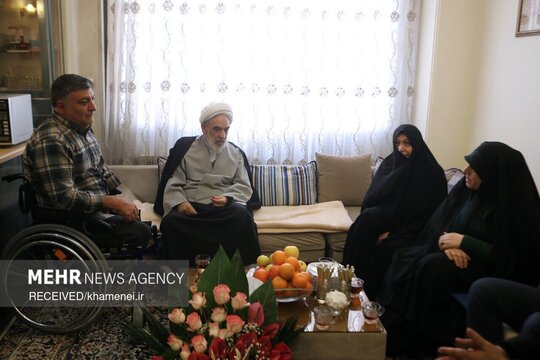 حضور نمایندگان رهبر معظم انقلاب در منازل تعدادی از جانبازان