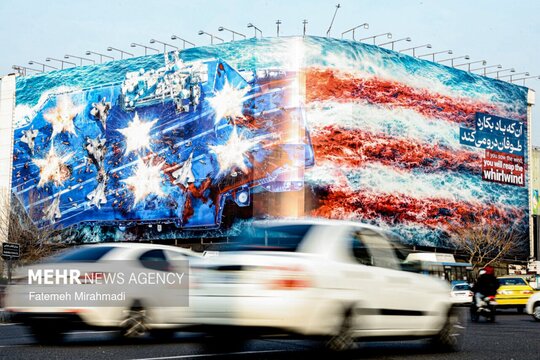 جدیدترین طرح دیوارنگاره میدان انقلاب اسلامی تهران با عنوان «آنکه باد بکارد طوفان درو می کند» رونمایی شد.