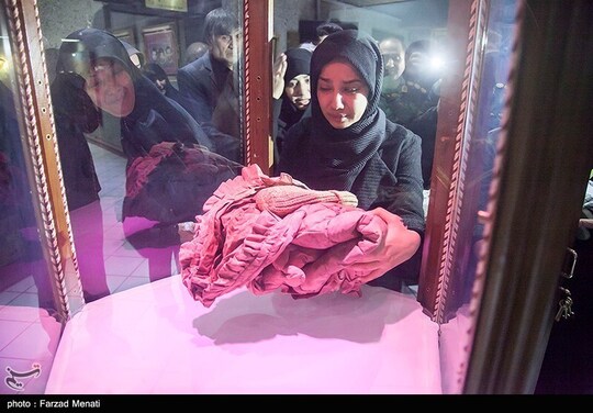 اهدای لباسهای شهیده ملینا اسدی به موزه دفاع مقدس-کرمانشاه