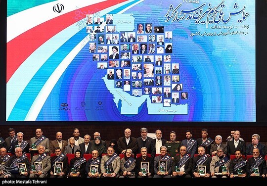 بیست و هفتمین همایش ملی تکریم خیرین مدرسه ساز صبح امروز دوشنبه ۶ بهمن ماه با حضور مسعود پزشکیان، علیرضا کاظمی، فاطمه مهاجرانی و جمعی از خیرین مدرسه ساز در مرکز همایش‌های بین المللی ایران برگزار شد.