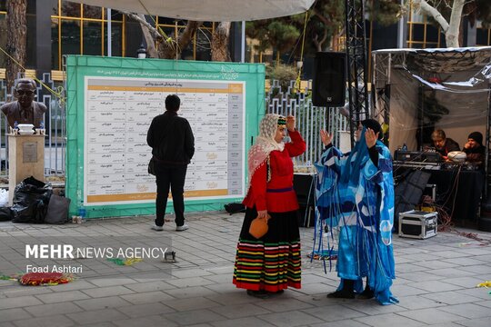 پنجمین روز از برگزاری «بخش خیابانی» چهل و چهارمین جشنواره بین المللی تئاتر فجر، دوشنبه ۶ بهمن ماه در پهنه فرهنگی هنری رودکی برگزار شد.
