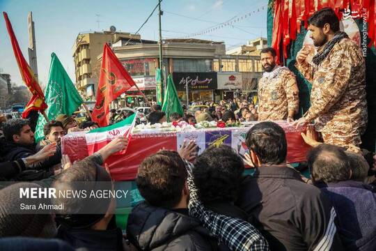 مراسم تشییع پیکر جانباز شهید مدافع امنیت «مهدی ظریف»، با حضور زائران و مجاوران بارگاه منور رضوی از چهار راه دانش به سمت حرم امام رضا (ع) بر روی دستان مردم شهید پرور تشییع شد.