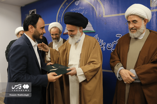 آیین اختتامیه هفتمین همایش کتاب سال حکومت اسلامی به همت دبیرخانه مجلس خبرگان رهبری عصر امروز با معرفی نفرات برگزیده برگزار شد.