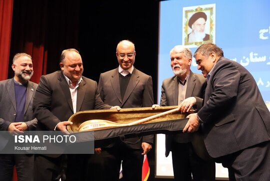 اهدای تنبور به وزیر فرهنگ و ارشاد اسلامی در مراسم افتتاح مجتمع فرهنگی و هنری سرپل ذهاب در سفر وزیر فرهنگ و ارشاد اسلامی به کرمانشاه