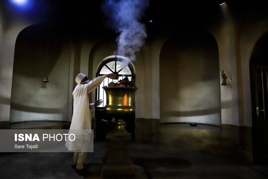 .زرتشتیان کرمان به رسم دیرینه خود  جمعه ۱۰ بهمن ، صدمین روز زمستان مصادف با روز مهرایزد را با برپایی آیین سده سوزی برپا کردند.