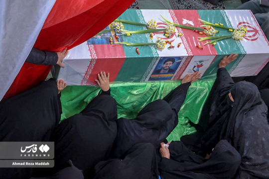 اهالی مسجد الزهراء(س) قبله شیراز  همراه با نوای دعای ندبه با پیکر مطهر طلبه شهید،شهید حجت‌الاسلام سید علی حسن هادی‌پور(موسوی)، از شهدای مدافع امنیت که در اغتشاشات اخیر به شهادت رسید، وداع کردند.