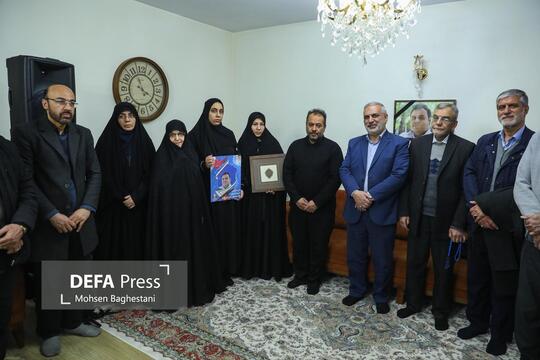 جمعی از اساتید، قاریان و مدیران قرآنی با خانواده شهید علیرضا شاهزاده از شهدای اغتشاشات دی ماه و کارگردان برنامه‌های قرآنی دیدار کردند.