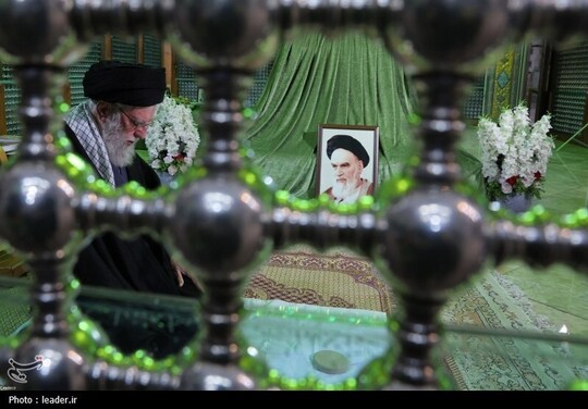 حضور رهبر معظم انقلاب در حرم مطهر حضرت امام خمینی(ره)