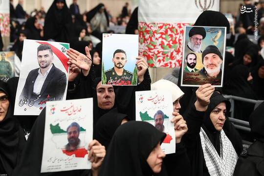 تصاویر شهدای مدافع امنیت حوادث اغتشاشی اخیر در دیدار امروز اقشار مختلف مردم با رهبر انقلاب زینت بخش حسینیه امام خمینی(ره) شد.