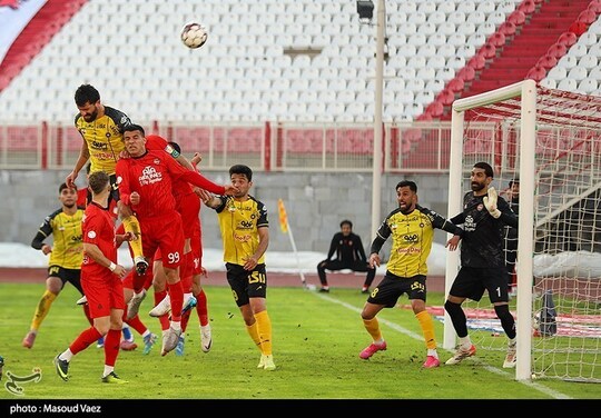 دیدار تیم‌های فوتبال تراکتور و سپاهان