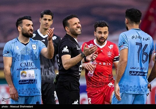 دیدار تیم‌های فوتبال پرسپولیس و چادرملو