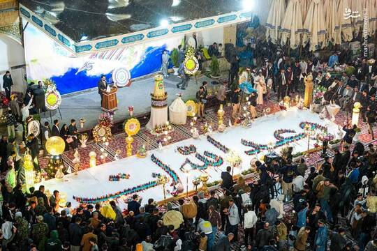 زائران و مجاوران حرمین سامرا در شب ولادت امام زمان در صحن این حرم مبارک شمع تولد روشن کردند.