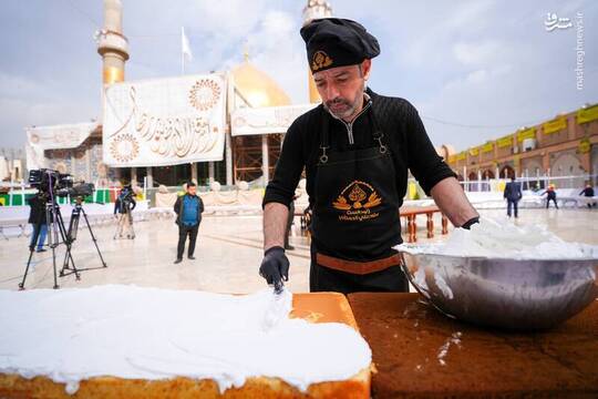 ساخت کیک بزرگ ولادت امام عصر(عج) در حرمین سامرا