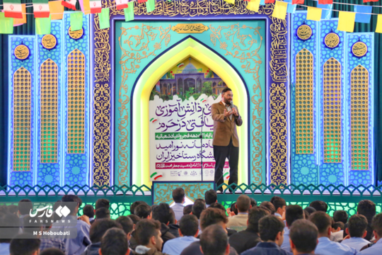 شادمانه نور و امید دانش آموزان یزدی در حرم