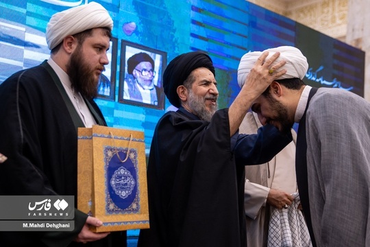 مراسم جشن عمامه گذاری ۴۵ نفر از طلاب با حضور و سخنرانی حجت الاسلام ابوترابی فرد امام جمعه موقت تهران در مسجد امام حسین علیه السلام برگزار شد.