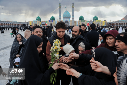 در روز میلاد حضرت مهدی (عج) عاشقان و دلباختگان منجی عالم بشریت در مسجد مقدس جمکران گرد هم آمدند.