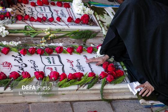 آیین میهمانی لاله‌ها به مناسبت دهه فجر و سالگرد پیروزی انقلاب اسلامی و با حضور اقشار مختلف مردم و خانواده‌های معظم شهدا در گلزار شهدای بهشت زهرا (س) تهران برگزار شد.