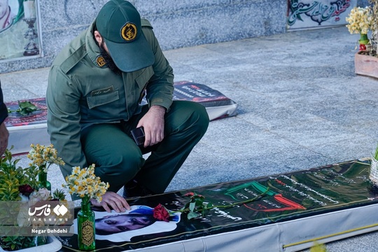 گل‌باران قبور مطهر شهدا در خرم‌آباد