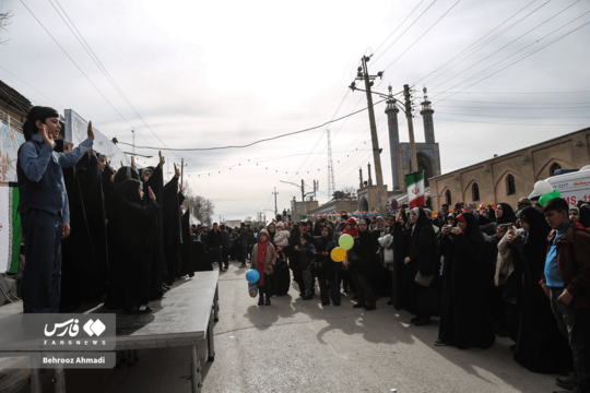 کرمانشاهیان روز جمعه با برپایی مواکب فرهنگی و پذیرایی، عهد جمعی بر یاری امام‌زمان(عج) بستند.