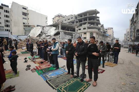 شهروندان غزه امروز نماز جمعه را بر روی ویرانه‌های مسجد «الکنز» در مرکز شهر غزه برگزار کردند.