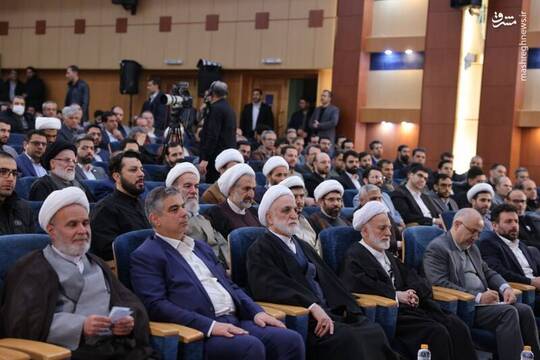 حجت الاسلام محسنی اژه‌ای رئیس قوه قضاییه طی سفر به استان مرکزی در جمع کارکنان دستگاه قضایی این استان حضور پیدا کرد.