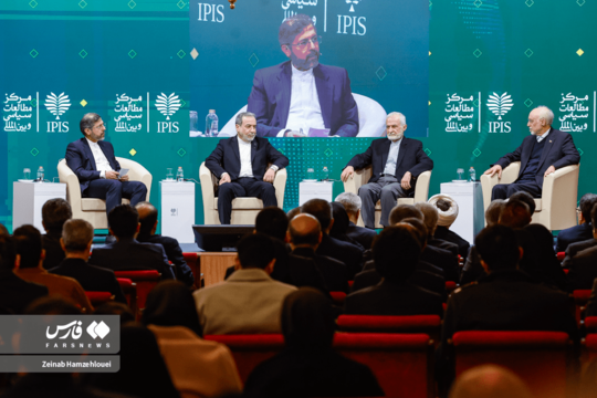 سیدعباس عراقچی وزیر امور خارجه در اولین کنگره ملی سیاست خارجی و تاریخ روابط خارجی در مرکز مطالعات سیاسی و بین‌المللی وزارت امور خارجه حضور یافت و سخنرانی کرد.