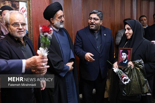 آیین بدرقه کاروان خانواده معظم شهدا وایثارگران به عتبات عالیات