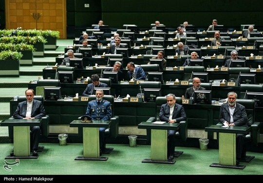 جلسه غیرعلنی مجلس شورای اسلامی صبح روز دوشنبه ۲۰ بهمن از ساعت ۸ و ۱۵ دقیقه صبح به ریاست محمدباقر قالیباف و با حضور امیر سرلشکر سیدعبدالرحیم موسوی و سیدعباس عراقچی با موضوع مسائل حوزه دیپلماسی و حوزه دفاعی کشور برگزار شد.