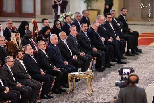 مراسم چهل ‌و هفتمین سالروز پیروزی انقلاب اسلامی با سخنرانی مسعود پزشکیان و با حضور سفرا و روسای نمایندگی‌های بین المللی مقیم ایران در سالن اجلاس سران برگزار شد.