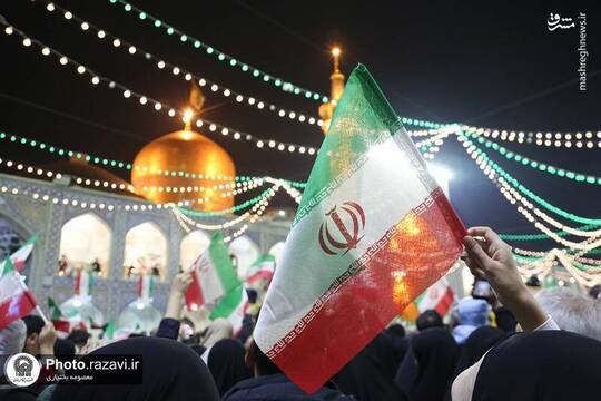 حال و هوای حرم رضوی در شب ۲۲ بهمن