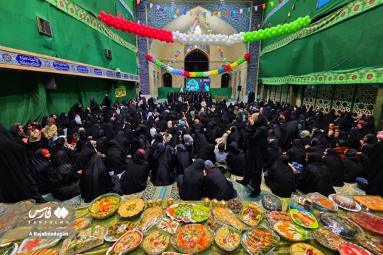 هم سفره‌شدن مادران و دختران در حسینیه ایران