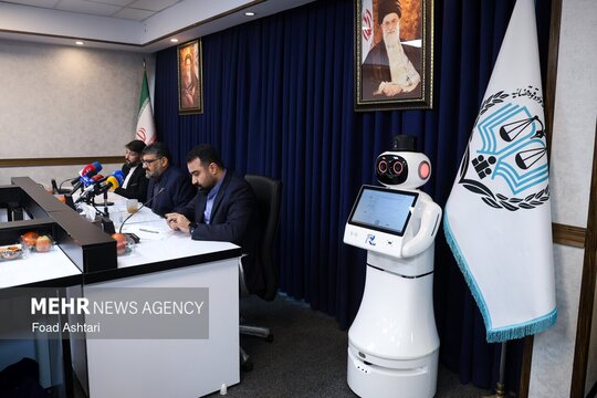 مراسم رونمایی از ربات وکیل‌یار توسط مرکز وکلای قوه قضاییه برگزار شد.