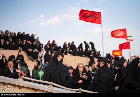 روایتگری حاج حسین یکتا در منطقه عمومی عملیات کربلای 4 (یادمان نهر خین) با حضور کاروان‌های راهیان نور برگزار شد.