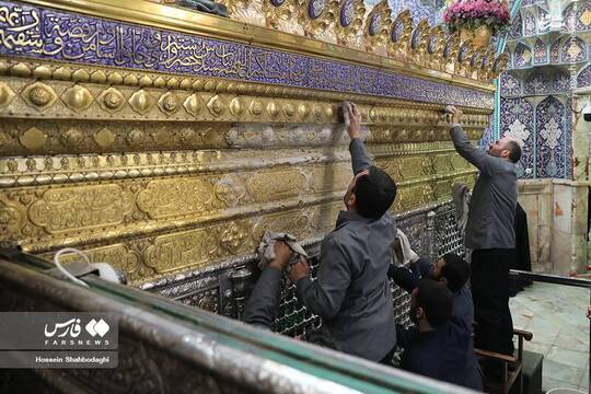 در آستانه فرارسیدن ماه مبارک رمضان، خادمان کریمه اهل‌بیت (س) مضجع پاک و نورانی اخت‌الرضا(ع) را در سحرگاه ۲۷ بهمن شست‌وشو و تنظیف کردند.