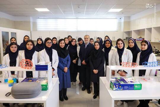 مسعود پزشکیان رئیس جمهور از دبیرستان هوشمند دوره اول دخترانه فرزانگان شهرستان شهریار بازدید کرد. این مدرسه که از جمله مدارس هوشمند غرب استان تهران به‌شمار می‌رود.