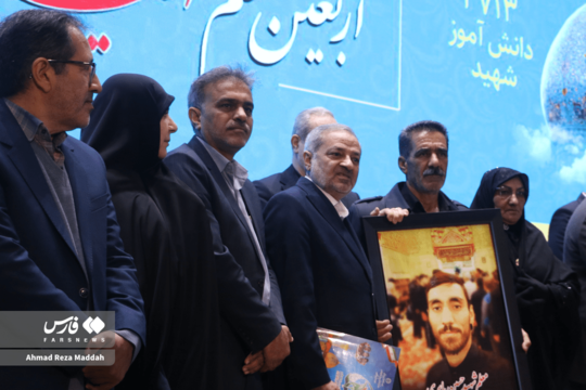 یادواره معلم شهید حسین بابری از شهدای نا آرامی‌های دی‌ماه مرودشت، همزمان با چهلمین روز شهادت وی با حضور علیرضا کاظمی وزیر آموزش و پرورش در باشگاه فرهنگیان شیراز برگزار شد.