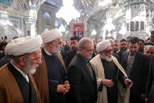 حضور پزشکیان در مراسم چهلم شهدای فتنه دی‌ماه در حرم رضوی