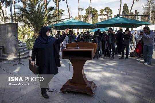 اعضای هیأت دولت در جمع خبرنگاران