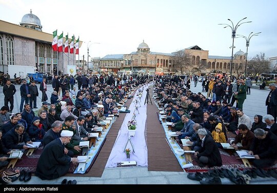 در اولین روز از ماه مبارک رمضان محفل انس با قران کریم با حضور مردم متدین و روزه دار همدان در میدان امام خمینی (ره) همدان برگزار شد.