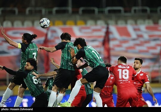 دیدار تیم های فوتبال پرسپولیس و خیبر خرم آباد