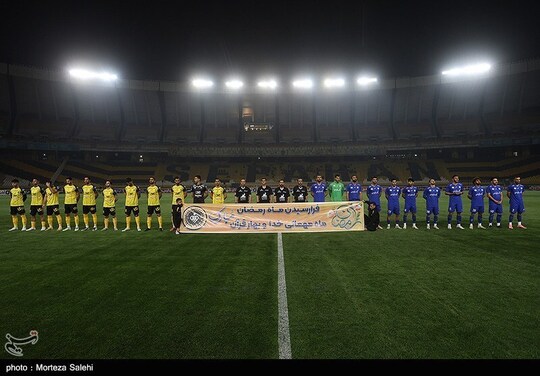 دیدار تیم‌های فوتبال سپاهان و استقلال خوزستان