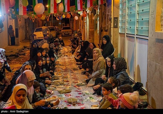 مراسم افطاری ساده در محله قبله شیراز
