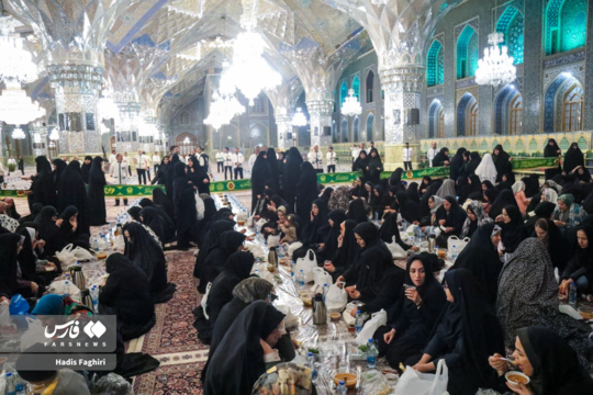 همزمان با ما مبارک رمضان ۴ هزار نفر از معلمان و فرهنگیان مشهد مقدس با حضور در حرم رضوی در ضیافت افطاری امام رضا علیه السلام شرکت کردند.